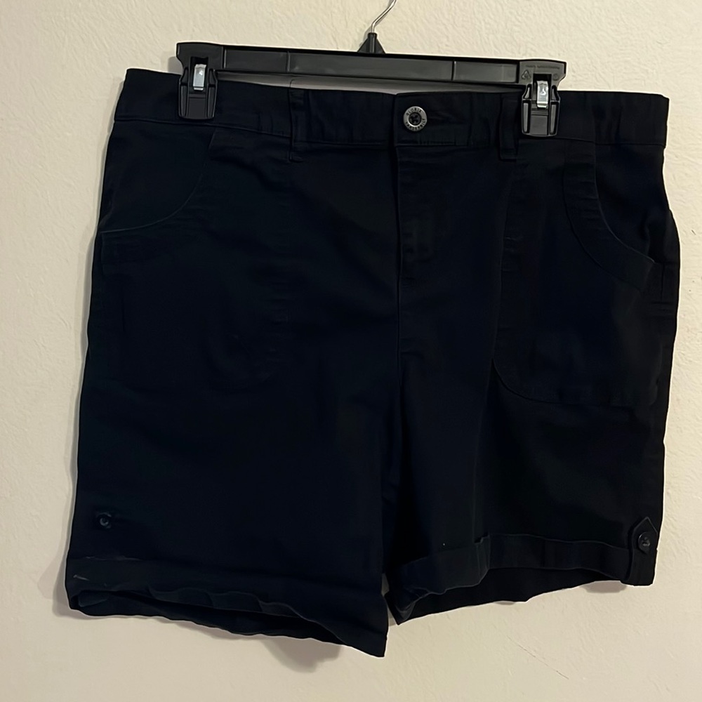 Gloria Vanderbilt black size 12 shorts